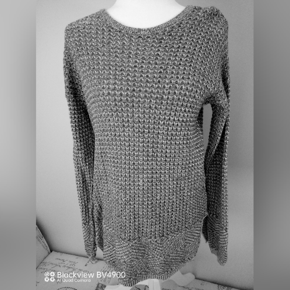 Eight Eight Eight waffle knit pre owned sweater in excellent condition. Small
